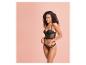 Une femme portant de la lingerie noire en dentelle avec un corset.