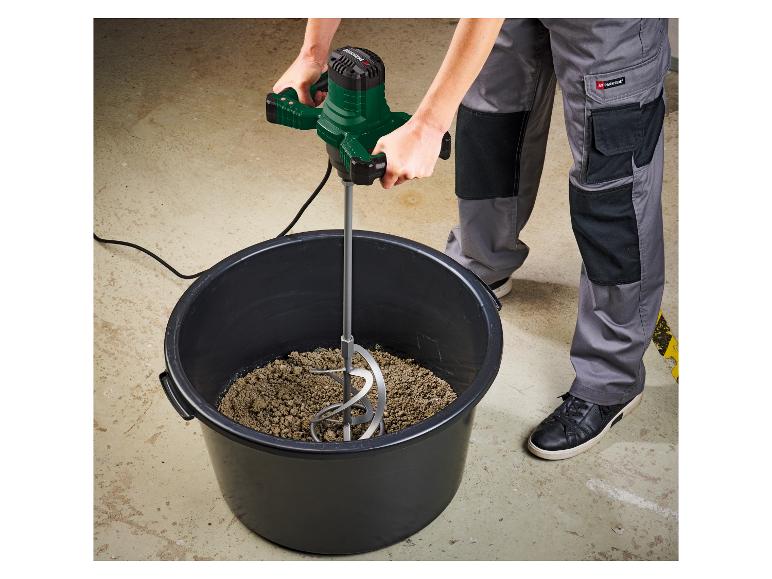 Mortel mengen met een Parkside menger in een emmer.