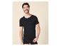 Homme souriant en t-shirt noir et caleçon.