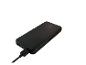 Batterie externe noire avec un câble de chargement branché.