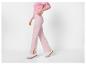 Femme en sweat-shirt rose côtelé et pantalon assorti fendu, baskets blanches