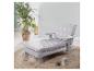 Chaise longue grise pour enfants avec coussin à motifs d'étoiles sur un tapis, avec une plante en arrière-plan.