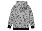 Een grijze hoodie met zwarte print van skateboarden en graffiti.