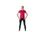 Femme en haut de sport fuchsia à manches courtes et leggings noirs.