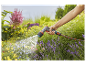 Bloemen sproeien met een Gardena spuitpistool.