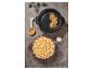 Popcorn dans un bol, grains de maïs dans une machine à popcorn et une cuillère doseuse.