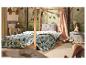 Chambre d'enfant thème forêt avec lit cabane, couette animaux et coffre à jouets.