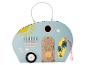 Houten speelgoedcaravan met strandthema, zon, surfplank en zeedieren.