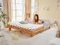 Vrouw liggend op een BADENIA TRENDLINE BT 1000 Classic pocketveringmatras.