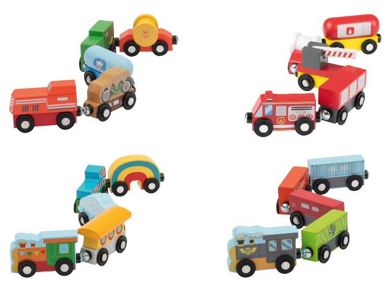 Quatre ensembles de trains jouets en bois colorés avec divers wagons.