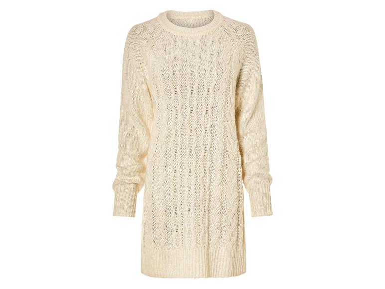 Un pull blanc en maille torsadée à manches longues.