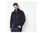 Man in een marineblauwe fleecejas en blauwe jeans.
