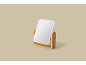 Miroir de table avec cadre blanc et support en bois sur fond beige.