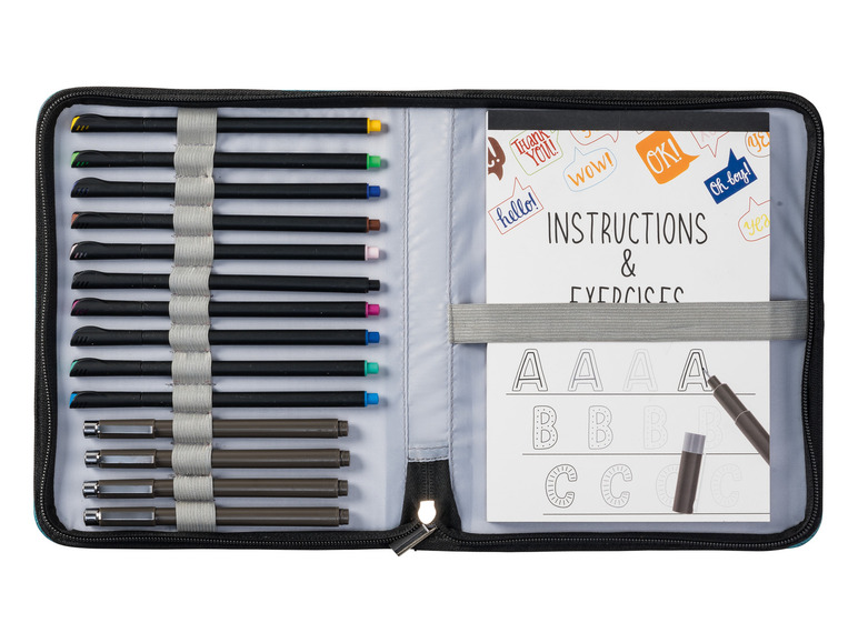 Een etui met stiften en een oefenboek voor het schrijven van letters.