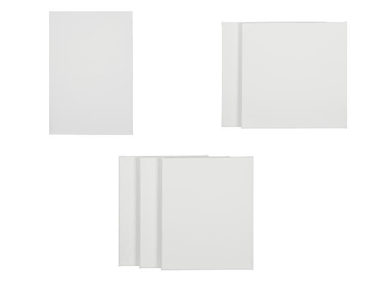 Trois livres blancs, de différentes tailles et dispositions.