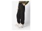 Pantalon cargo noir pour femme et baskets blanches.