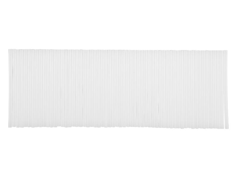 Een bundel witte plastic rietjes.