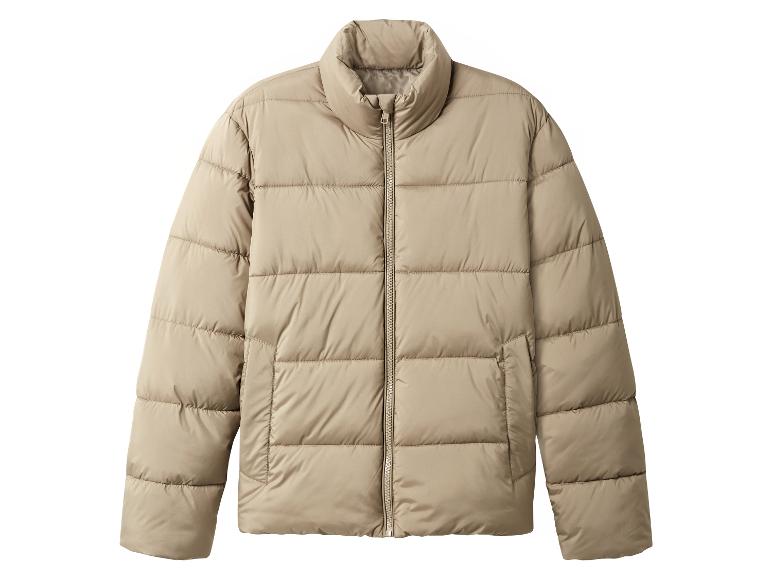 Beige gewatteerde jas met ritssluiting aan de voorkant en hoge kraag.