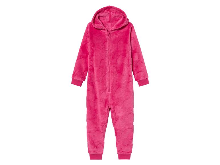 Een roze onesie met capuchon voor kinderen.