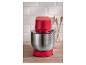 Robot pâtissier rouge avec un bol en acier inoxydable sur un comptoir en bois.