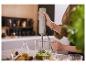 Vrouw gebruikt SilverCrest staafmixer om pesto te maken in maatbeker.