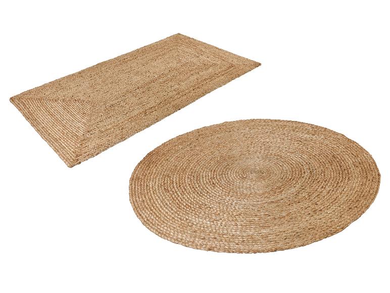 Twee natuurlijke jute vloerkleden, één rechthoekig en één rond, op een witte achtergrond.