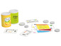 Boîtes de jus d'orange et d'olives, argent de jeu et cartes de comptage d'un jeu de société.