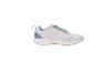 Witte en blauwe sportschoenen met blauwe veters en gespikkelde zool.