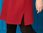 Een rood jurkje met split en zwarte panty's.