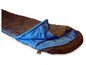 Un sac de couchage bleu et noir avec une fermeture éclair.