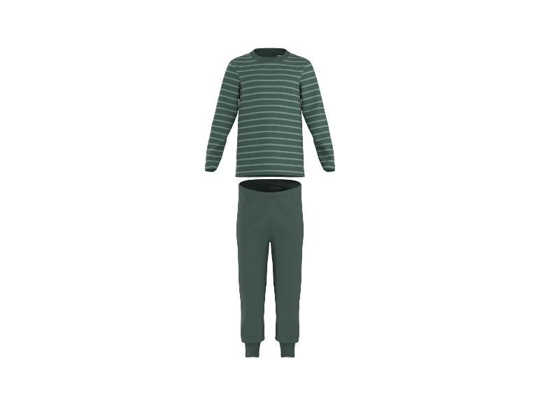 Pyjama deux pièces pour enfant, haut à manches longues rayé vert et pantalon vert.