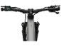 Close-up van een grijze elektrische mountainbike met een zwart stuur en een 'Peak 7091M' logo.
