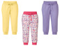 Trois pantalons de survêtement: un jaune, un violet et un à imprimé animal.