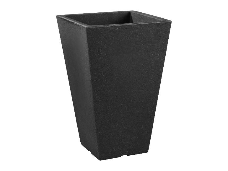 Jardinière noire, haute et carrée avec une surface texturée