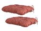 Deux coussins de siège rouges avec un motif géométrique et des attaches.