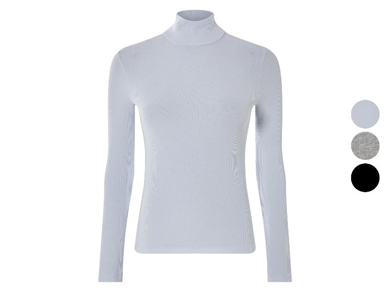 Un pull à col roulé à manches longues bleu clair.