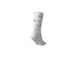 Chaussette blanche avec lettres rouges de l'alphabet : A, B, N, G, H, O, P, U, V