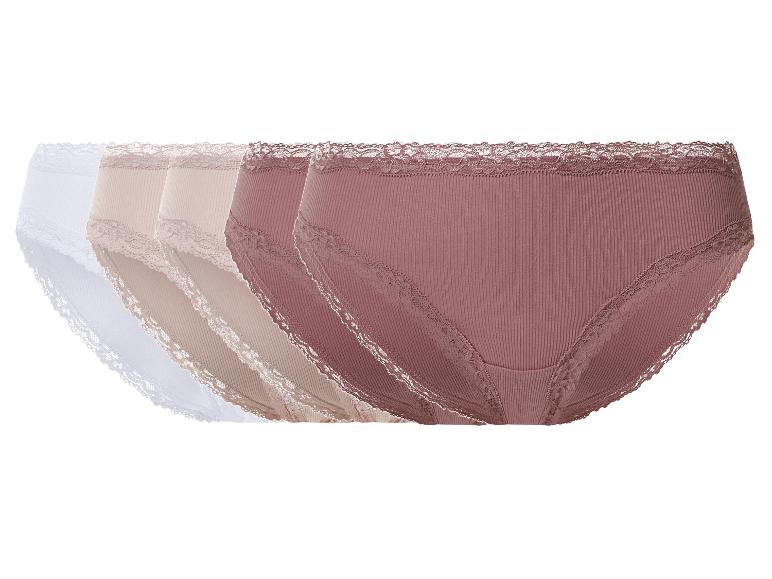 Vijf damesonderbroeken met kant in wit, beige en roze