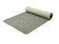Tapis de yoga vert clair partiellement roulé avec texture.