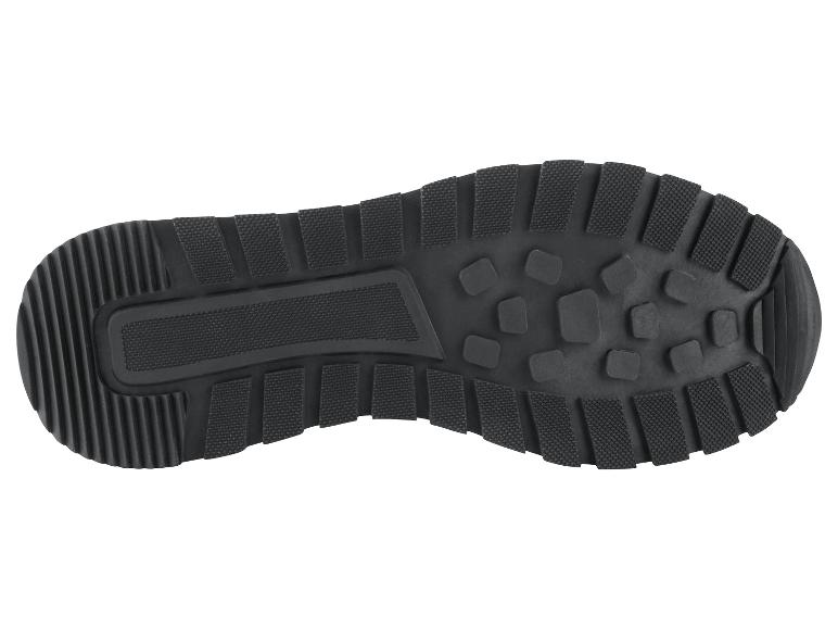 De zool van een zwarte sneaker met een grof profiel.