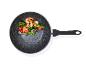 Een wok met garnalen, broccoli en tomaat.