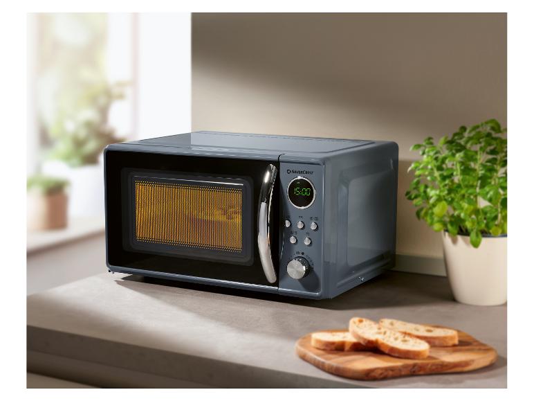 Micro-ondes SilverCrest rétro gris dans la cuisine.