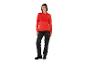 Vrouw in rood shirt met lange mouwen en zwarte werkbroek met reflectoren.