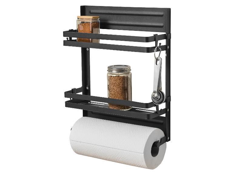 Zwart magnetisch keukenrek met kruiden, maatlepels en een keukenrol.