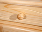 Een houten kast met een ronde knop