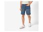 Shorts en jean et baskets blanches pour homme.