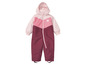Een roze en rode winteroverall met capuchon voor baby's.