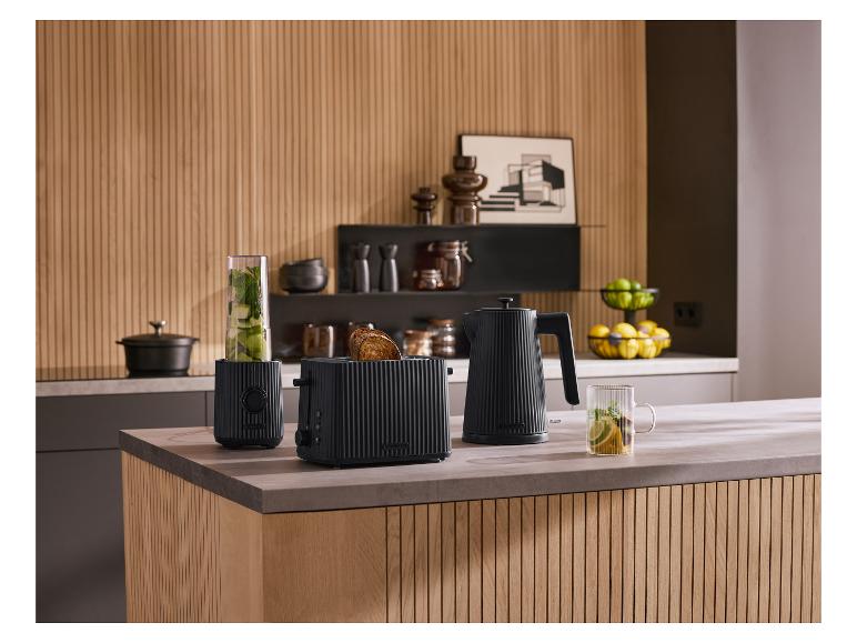 Zwarte Silvercrest blender, broodrooster en waterkoker op een keukenblad met houten accenten.
