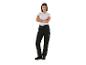 Femme en pantalon de travail noir avec surpiqûres rouges et t-shirt blanc