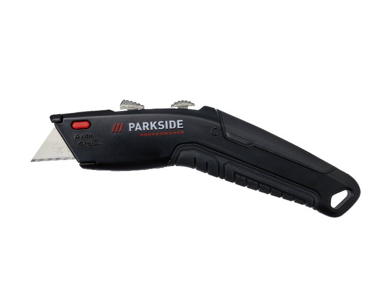 Cutter noir avec lame rétractable et accents rouges, doté d'une poignée ergonomique.
